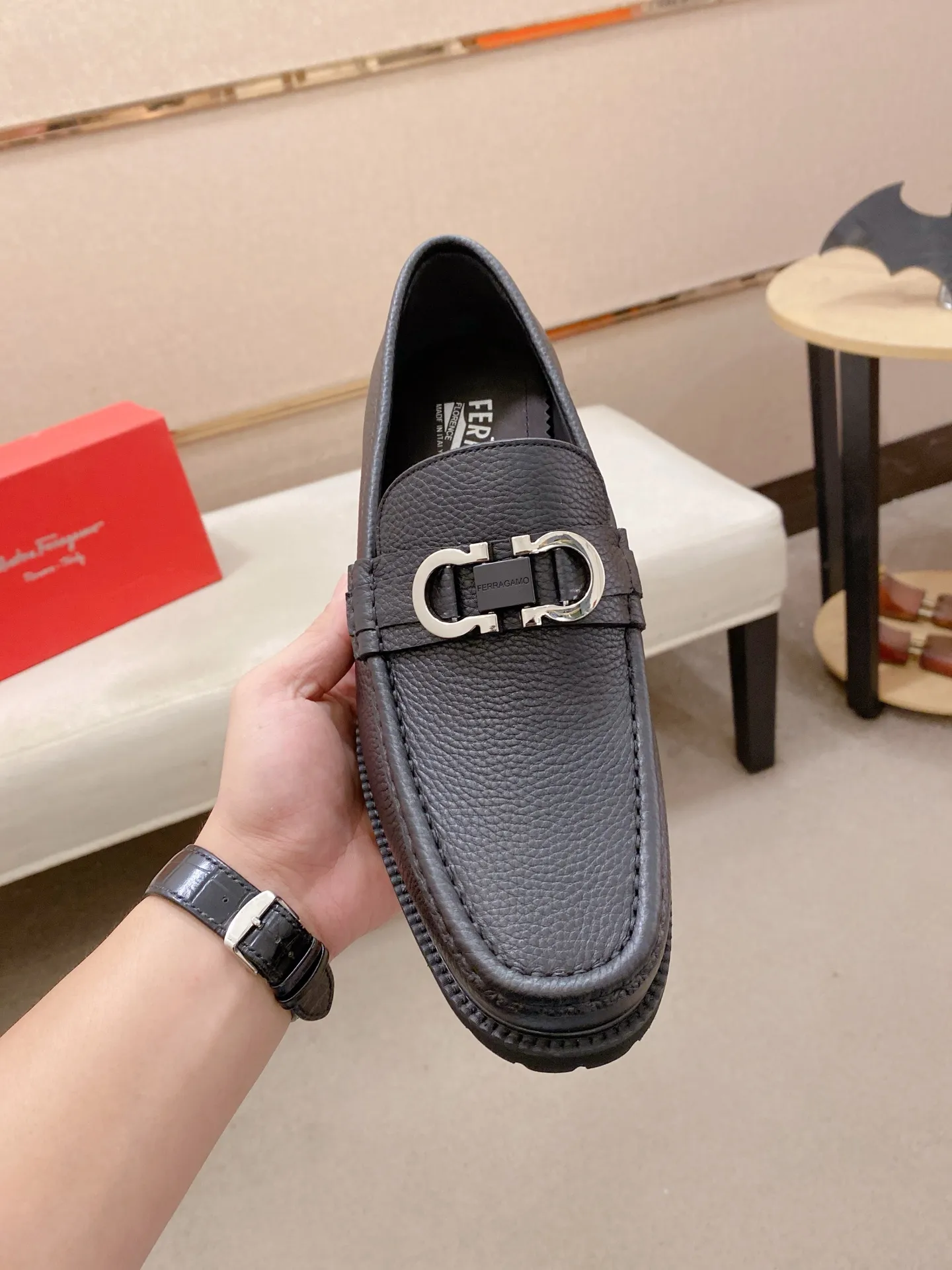 Men's shoes💰: 560💰 High version Ferragamo quality! 🆕🆕Exclusive hot-selling products in stock🔥🔥New products on the shelves, high-quality shoes, high-end driving shoes, with complete packaging! 💪 💪 Material: imported patented cowhide 🐂 + imported high-quality water-dyed cowhide lining + wear-resistant outsole 👍🏻👍🏻 Features: high-end and comfortable, purely handmade 🚀 🚀 Create the perfect shoes that suit you best 🔥 🔥 Size: (38-44) Can be customized 45 non-returnable!